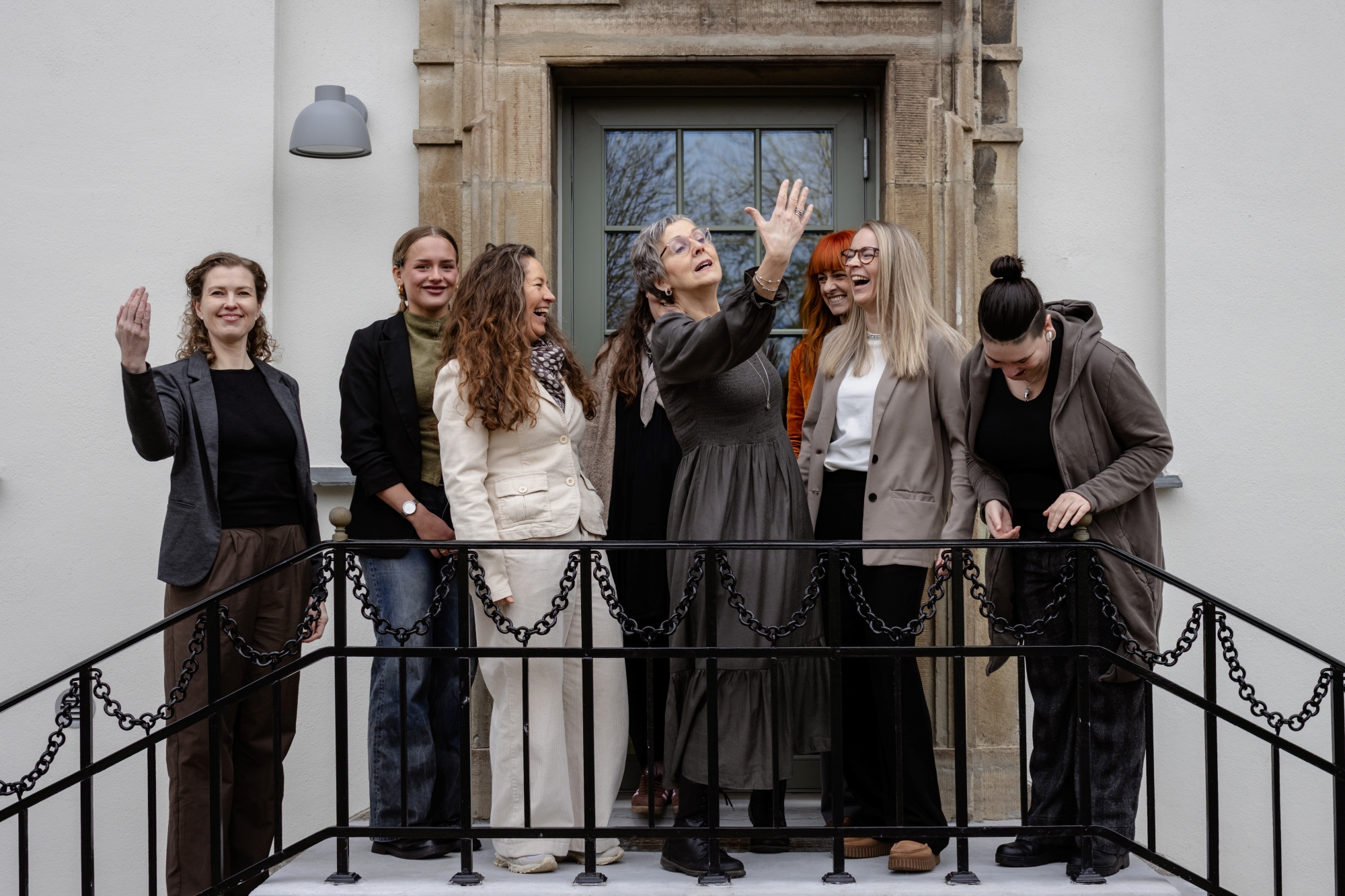 Sjovt gruppebillede foran Psykiatriens Hus