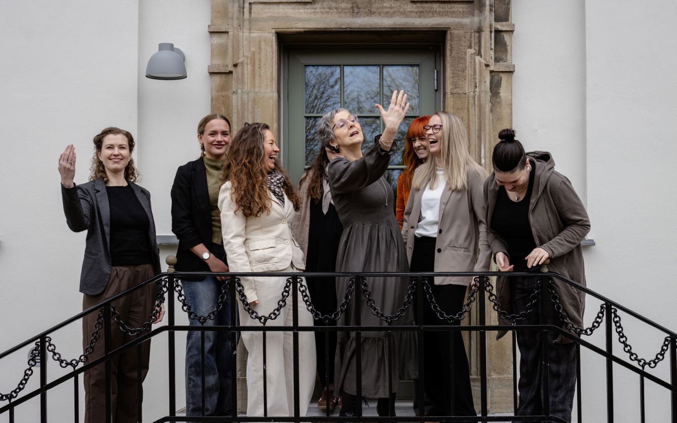 Sjovt gruppebillede foran Psykiatriens Hus