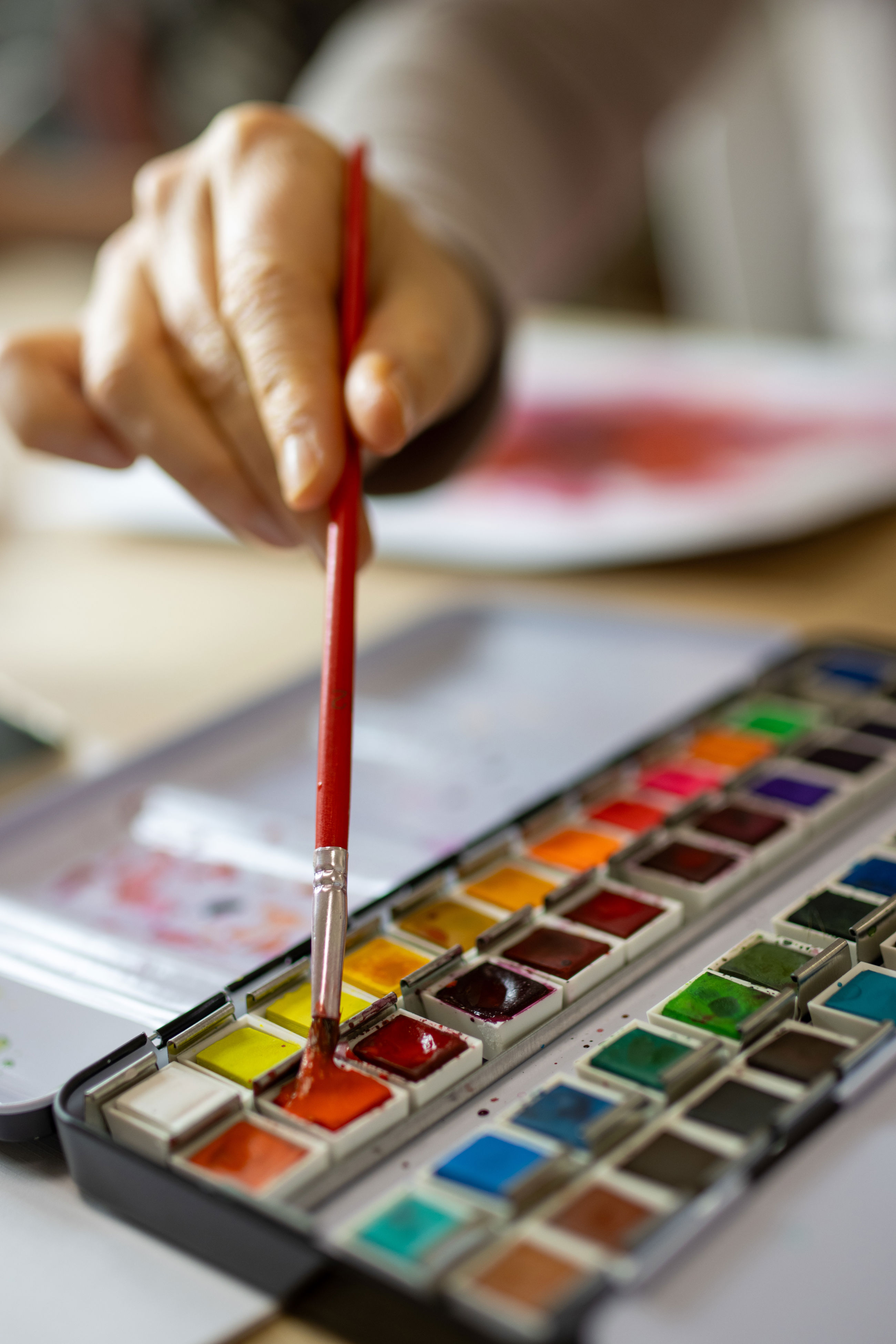 En hånd maler med vandfarve