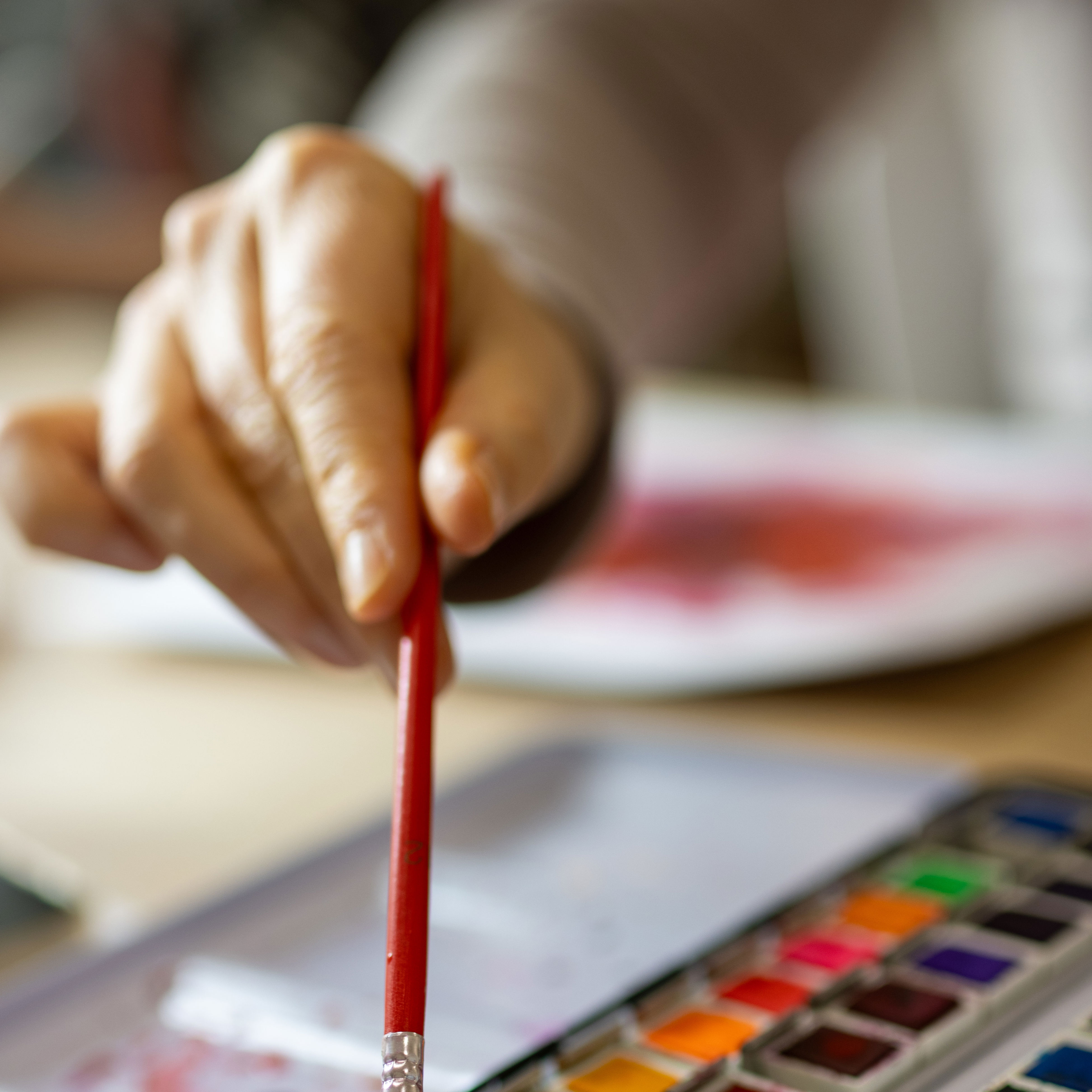 En hånd maler med vandfarve