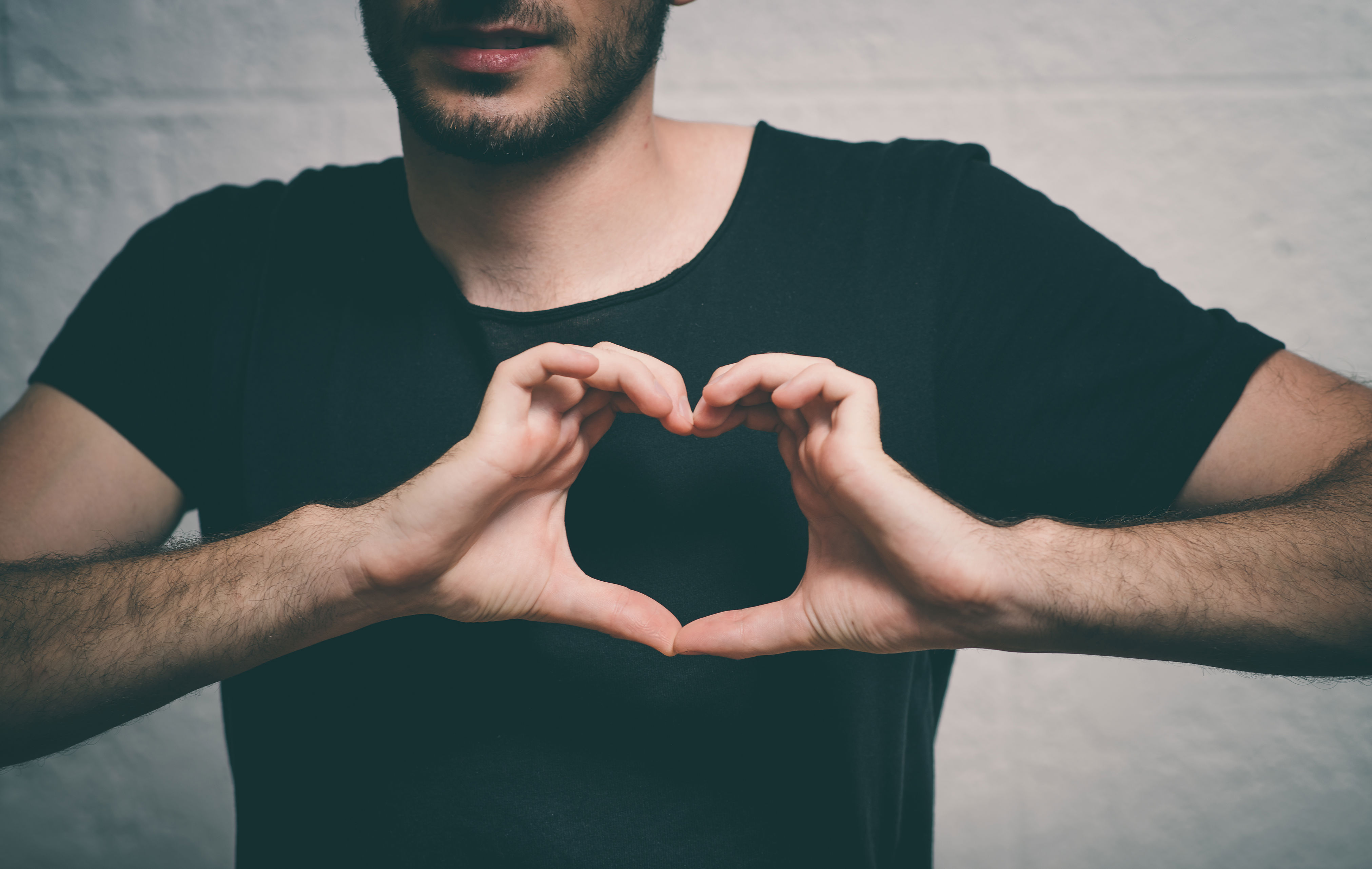 Mand der holder Hænder som Danner et Hjerte