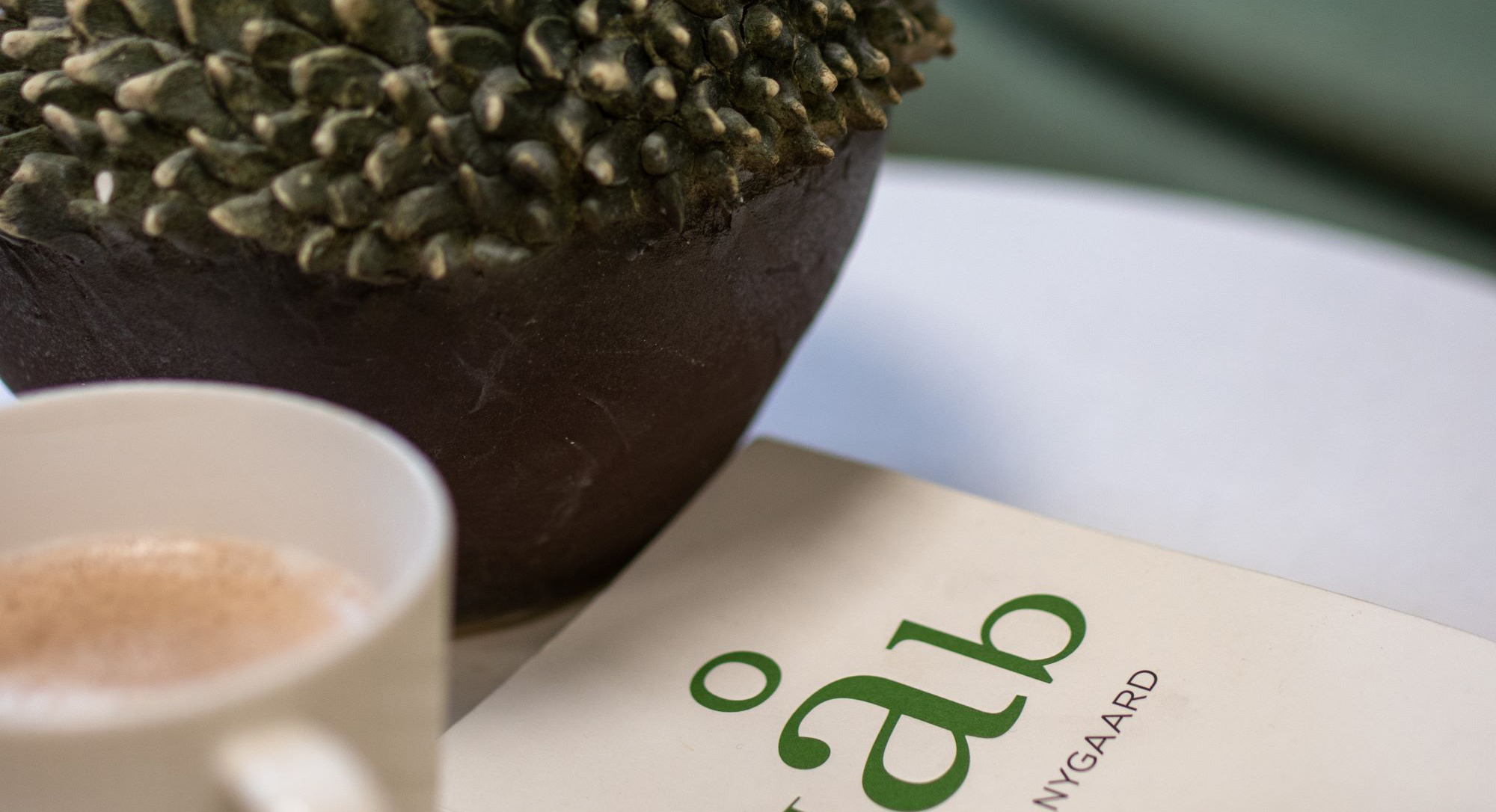 Venteområde med en kop kakao og bogen håb