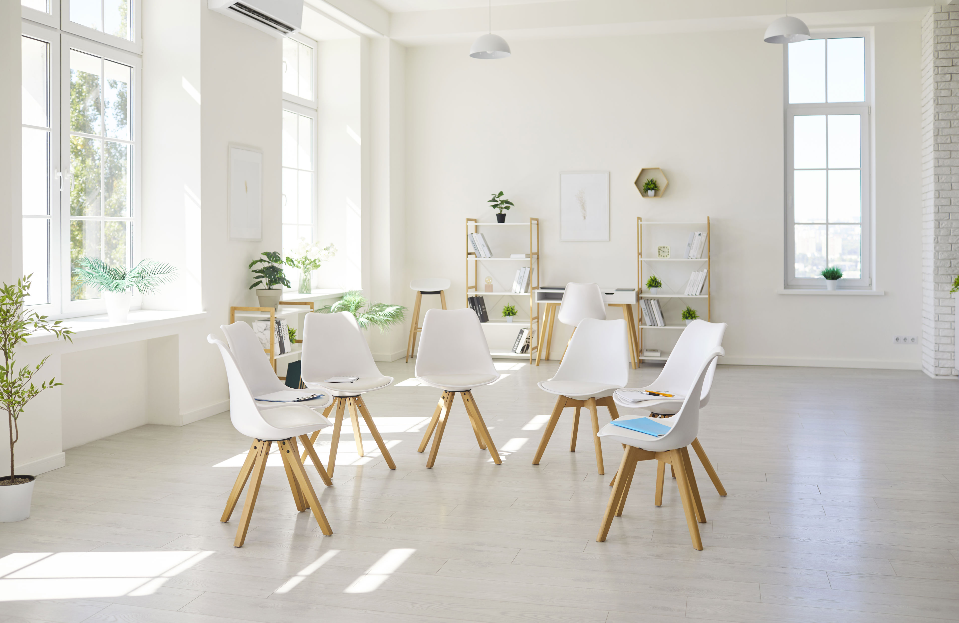 7 stole i et mødelokale